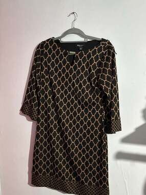 RN Studio by Ronni Nicole Black and Gold Geometric Trellis 3/4 Sleeve Shift Dres
